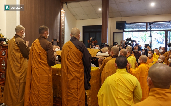 Hàng nghìn phật tử dự lễ tang trong im lặng của Thiền sư Thích Nhất Hạnh - Ảnh 5.
