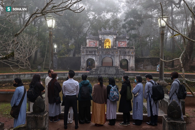 Hàng nghìn phật tử dự lễ tang trong im lặng của Thiền sư Thích Nhất Hạnh - Ảnh 9.