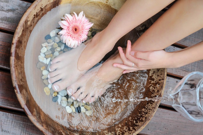 Ngâm chân mang lại cảm giác thoải mái nhưng lại có 5 nhóm người không nên làm nếu không muốn gây hại cho sức khỏe - Ảnh 2.