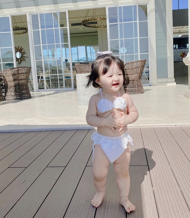 Ái nữ nhà Đông Nhi diện bikini nằm thả dáng như nàng tiên cá, dân tình xỉu ngang vì 7749 biểu cảm dễ thương hết nấc! - Ảnh 3. Ái nữ nhà Đông Nhi diện bikini nằm thả dáng như nàng tiên cá, dân tình xỉu ngang vì 7749 biểu cảm dễ thương hết nấc! - Ảnh 3.