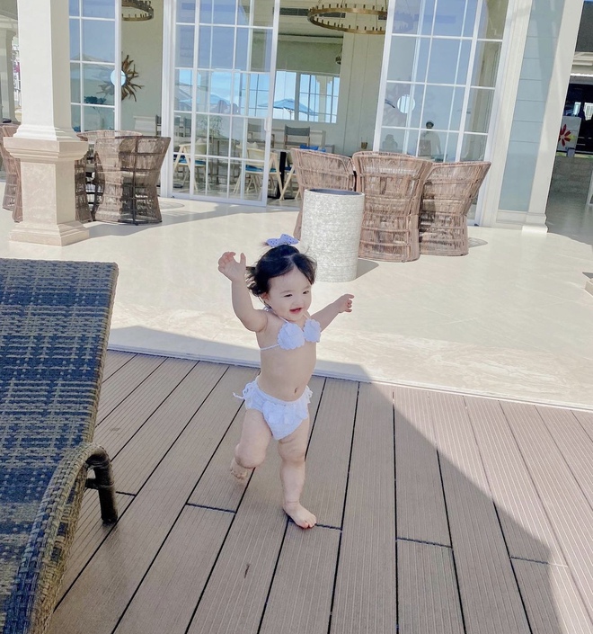 Ái nữ nhà Đông Nhi diện bikini nằm thả dáng như nàng tiên cá, dân tình xỉu ngang vì 7749 biểu cảm dễ thương hết nấc! - Ảnh 4. Ái nữ nhà Đông Nhi diện bikini nằm thả dáng như nàng tiên cá, dân tình xỉu ngang vì 7749 biểu cảm dễ thương hết nấc! - Ảnh 4.