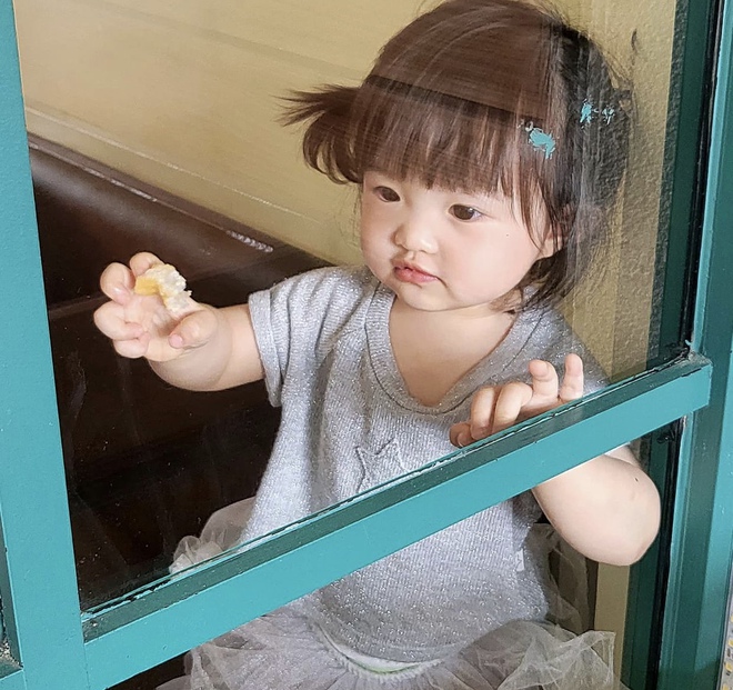 Ái nữ nhà Đông Nhi diện bikini nằm thả dáng như nàng tiên cá, dân tình xỉu ngang vì 7749 biểu cảm dễ thương hết nấc! - Ảnh 8. Ái nữ nhà Đông Nhi diện bikini nằm thả dáng như nàng tiên cá, dân tình xỉu ngang vì 7749 biểu cảm dễ thương hết nấc! - Ảnh 8.