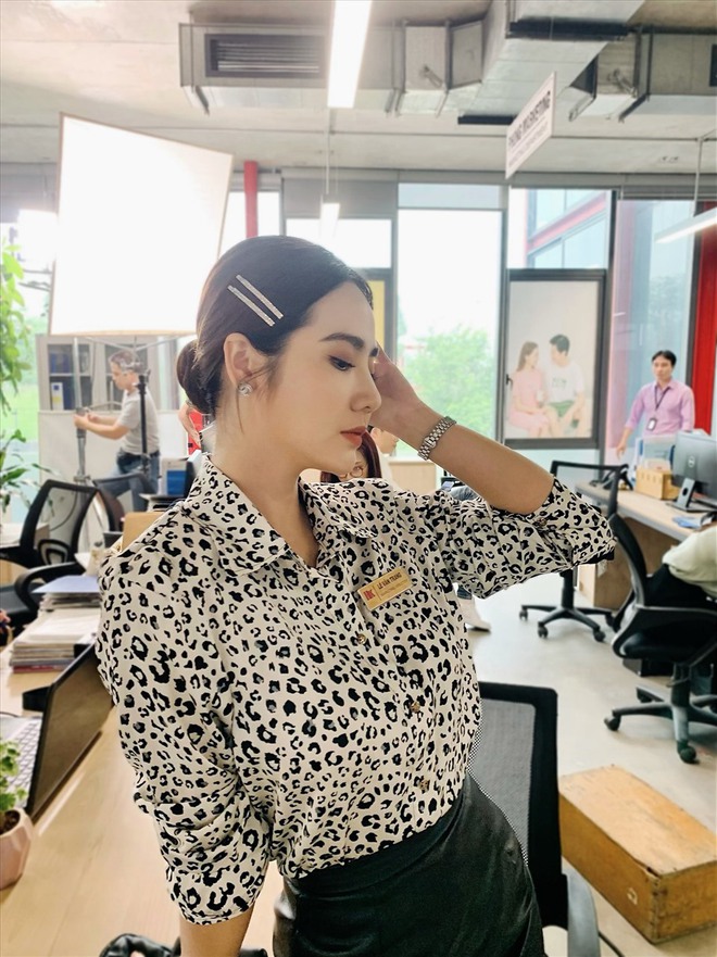 Sau Huyền Lizzie, có thêm một mỹ nữ công sở diện đồ đẹp nức nở, cực thời trang nhưng không hề bị zừ - Ảnh 1.