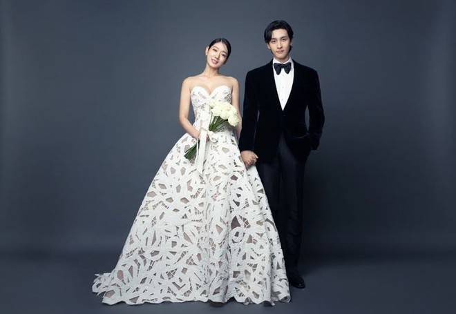 Vừa rộ tin kết hôn, Park Shin Hye đã rục rịch đi chọn váy cưới?