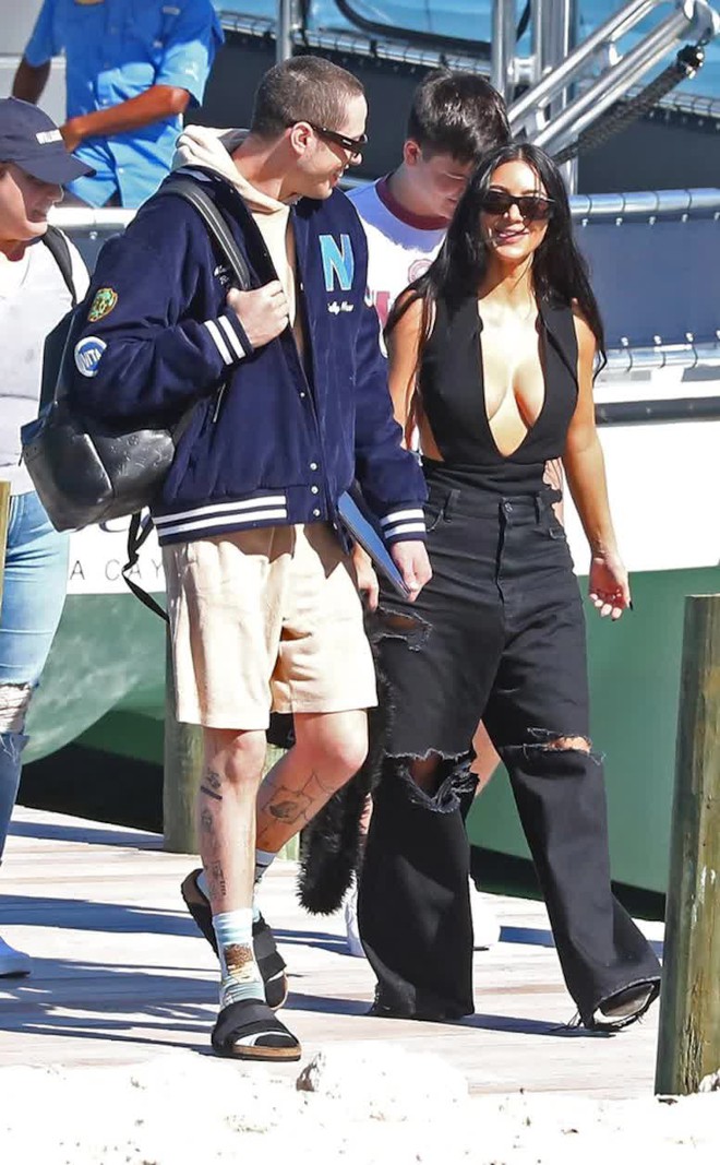 rs634x1024-220105152923-634-pete-davidson-kim-kardashian-bahamas-16432156978291870133435.jpg