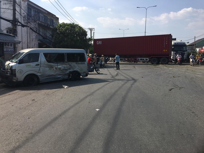 TP.HCM: Xe container đại náo quốc lộ, tông ngang hông xe khách khiến nhiều người bị thương ngày giáp Tết - Ảnh 1. TP.HCM: Xe container đại náo quốc lộ, tông ngang hông xe khách khiến nhiều người bị thương ngày giáp Tết - Ảnh 1.
