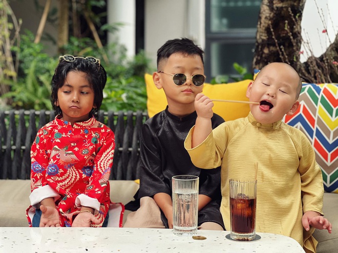 Cả vũ trụ cute trong khung ảnh diện áo dài của nhóc tỳ nhà Trà My: Cậu cả ngầu như soái ca, quay sang bé út mà cười xỉu! - Ảnh 2.