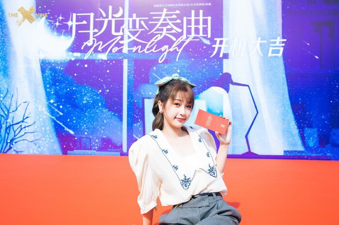 So k&egrave; loạt mỹ nh&acirc;n rực rỡ nhất ng&agrave;y khai m&aacute;y phim: C&uacute;c Tịnh Y - Triệu Lệ Dĩnh đụng style c&acirc;y mai ng&agrave;y Tết, ai đẹp hơn? - Ảnh 10.