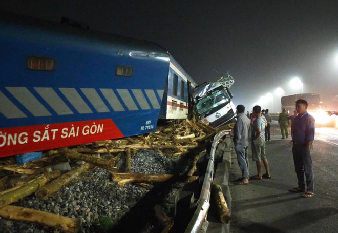 Hiện trường tai nạn tàu khách Bắc-Nam đâm ô tô tải, đầu máy và 1 toa văng khỏi đường ray - Ảnh 5.