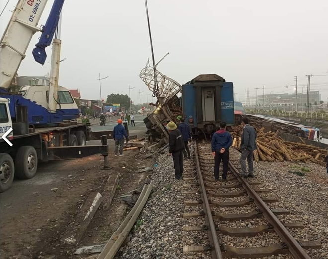 Hiện trường tai nạn tàu khách Bắc-Nam đâm ô tô tải, đầu máy và 1 toa văng khỏi đường ray - Ảnh 8.