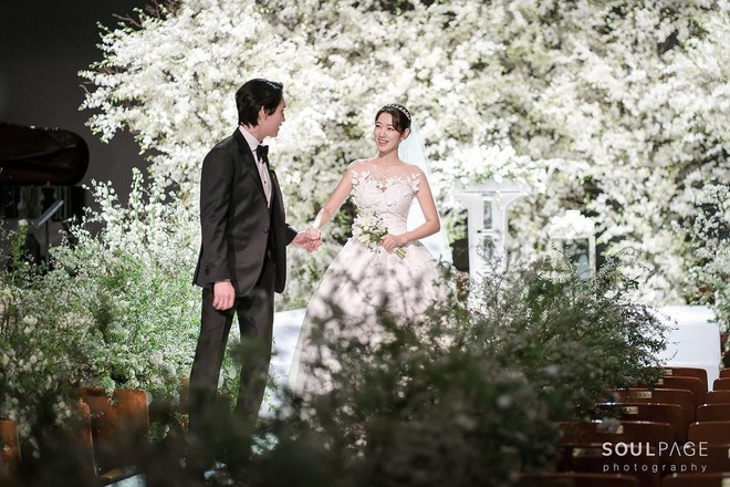 Park Shin Hye đích thân đăng ảnh trong đám cưới nét căng, ông xã kém tuổi có hành động khiến 2 triệu người phát sốt - Ảnh 3.