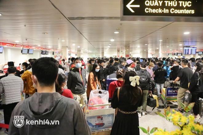 Sáng 25 Tết, sân bay Tân Sơn Nhất đông nghẹt người về quê, hành khách đến từ 3h sáng để chờ check in - Ảnh 16.
