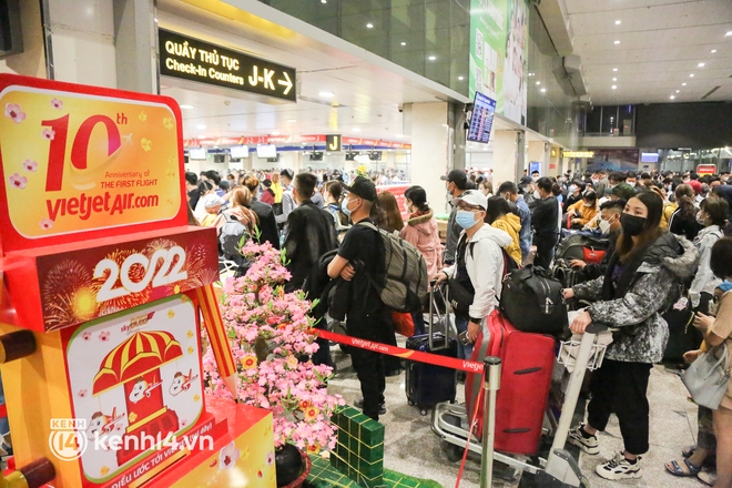 Sáng 25 Tết, sân bay Tân Sơn Nhất đông nghẹt người về quê, hành khách đến từ 3h sáng để chờ check in - Ảnh 14.