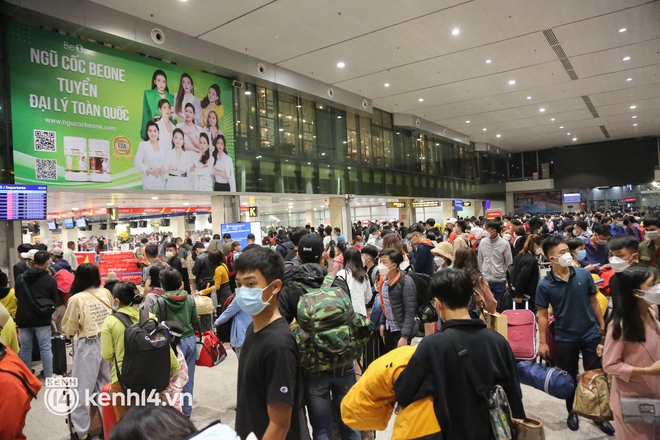 Sáng 25 Tết, sân bay Tân Sơn Nhất đông nghẹt người về quê, hành khách đến từ 3h sáng để chờ check in - Ảnh 9.