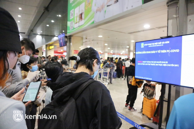 Sáng 25 Tết, sân bay Tân Sơn Nhất đông nghẹt người về quê, hành khách đến từ 3h sáng để chờ check in - Ảnh 12.