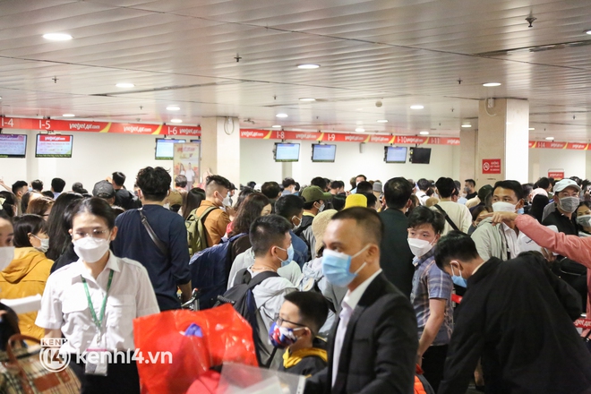 Sáng 25 Tết, sân bay Tân Sơn Nhất đông nghẹt người về quê, hành khách đến từ 3h sáng để chờ check in - Ảnh 17. Sáng 25 Tết, sân bay Tân Sơn Nhất đông nghẹt người về quê, hành khách đến từ 3h sáng để chờ check in - Ảnh 17.