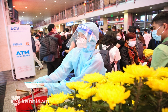 Sáng 25 Tết, sân bay Tân Sơn Nhất đông nghẹt người về quê, hành khách đến từ 3h sáng để chờ check in - Ảnh 4.
