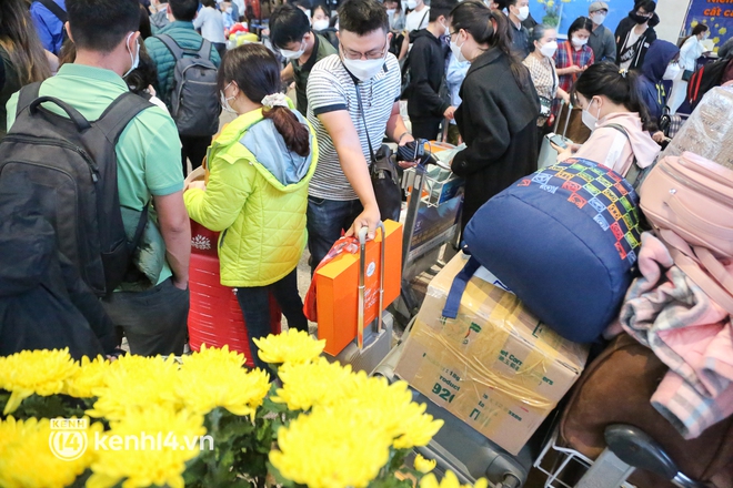 Sáng 25 Tết, sân bay Tân Sơn Nhất đông nghẹt người về quê, hành khách đến từ 3h sáng để chờ check in - Ảnh 8. Sáng 25 Tết, sân bay Tân Sơn Nhất đông nghẹt người về quê, hành khách đến từ 3h sáng để chờ check in - Ảnh 8.