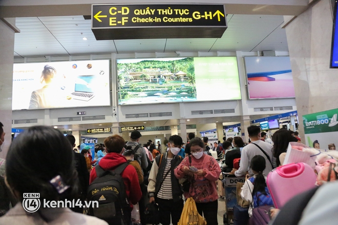 Sáng 25 Tết, sân bay Tân Sơn Nhất đông nghẹt người về quê, hành khách đến từ 3h sáng để chờ check in - Ảnh 7.