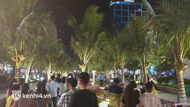 Ảnh: H&agrave;ng ngh&igrave;n người chen ch&acirc;n tham quan đường hoa Nguyễn Huệ trong đ&ecirc;m khai mạc - Ảnh 7.