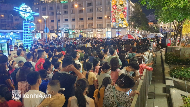 Ảnh: H&agrave;ng ngh&igrave;n người chen ch&acirc;n tham quan đường hoa Nguyễn Huệ trong đ&ecirc;m khai mạc - Ảnh 1.