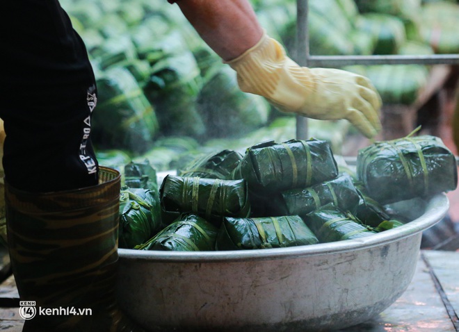 Làng bánh chưng nổi tiếng Hà Nội ngày cận Tết: Thợ gói bánh chạy đua với thời gian, chưa đầy 30 giây xong một chiếc bánh - Ảnh 8.