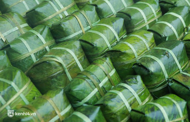 Làng bánh chưng nổi tiếng Hà Nội ngày cận Tết: Thợ gói bánh chạy đua với thời gian, chưa đầy 30 giây xong một chiếc bánh - Ảnh 8.