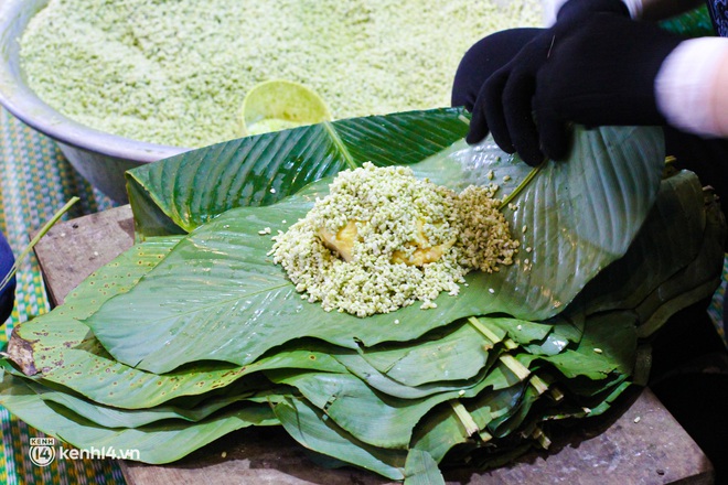 Làng bánh chưng nổi tiếng Hà Nội ngày cận Tết: Thợ gói bánh chạy đua với thời gian, chưa đầy 30 giây xong một chiếc bánh - Ảnh 4.