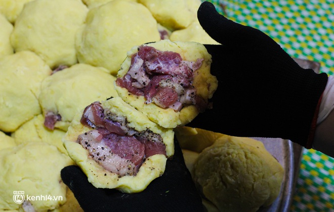 Làng bánh chưng nổi tiếng Hà Nội ngày cận Tết: Thợ gói bánh chạy đua với thời gian, chưa đầy 30 giây xong một chiếc bánh - Ảnh 4.