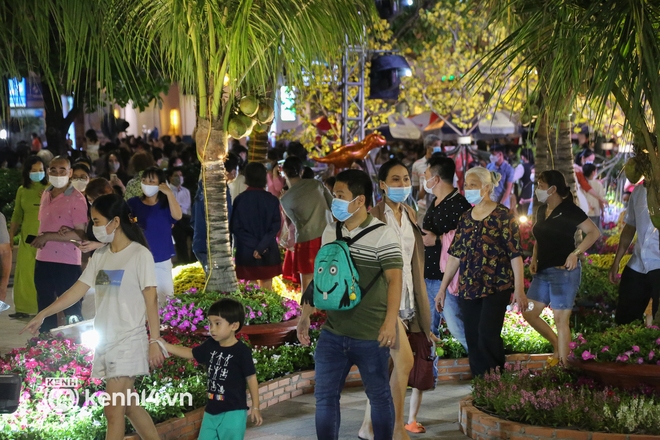 Ảnh: H&agrave;ng ngh&igrave;n người chen ch&acirc;n tham quan đường hoa Nguyễn Huệ trong đ&ecirc;m khai mạc - Ảnh 10.