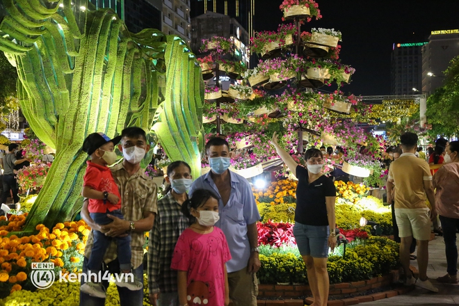 Ảnh: H&agrave;ng ngh&igrave;n người chen ch&acirc;n tham quan đường hoa Nguyễn Huệ trong đ&ecirc;m khai mạc - Ảnh 9.
