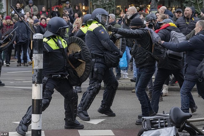 Chưa bao giờ hỗn loạn đến thế: Phong tỏa Covid quá lâu, người Hà Lan tràn ra đường biểu tình bạo động, cảnh sát dẹp loạn bằng chó và gậy gộc - Ảnh 2.