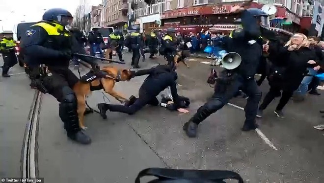 Chưa bao giờ hỗn loạn đến thế: Phong tỏa Covid quá lâu, người Hà Lan tràn ra đường biểu tình bạo động, cảnh sát dẹp loạn bằng chó và gậy gộc - Ảnh 2.
