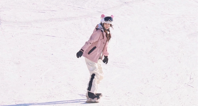 Đi trượt tuyết thôi nhưng Angela Baby gây sốc visual: Gương mặt đẹp tựa thiên sứ, làn da trắng tới mức phát sáng - Ảnh 6.