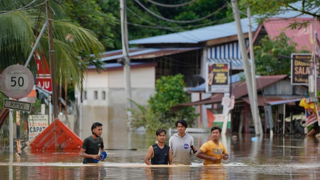 Lũ lụt hoành hành ở 7 bang của Malaysia, nhiều người chết - Ảnh 1.
