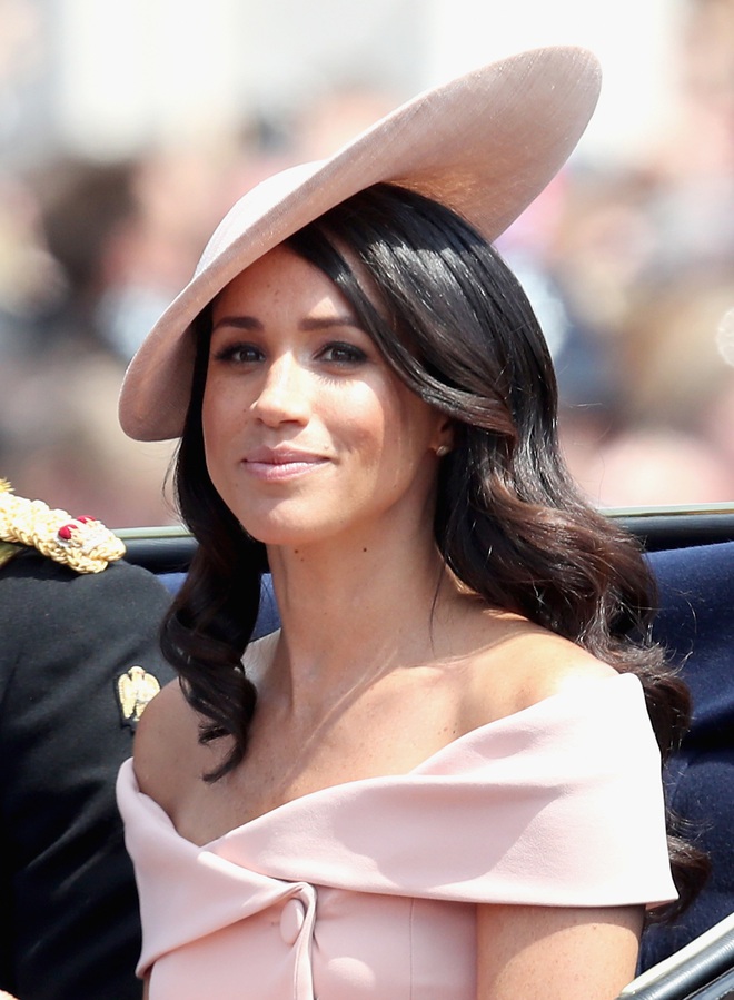 Meghan Markle có đến 9 lần phá vỡ quy tắc hoàng gia, Kate Middleton chạy dài mới theo kịp rồi - Ảnh 3. Meghan Markle có đến 9 lần phá vỡ quy tắc hoàng gia, Kate Middleton chạy dài mới theo kịp rồi - Ảnh 3.