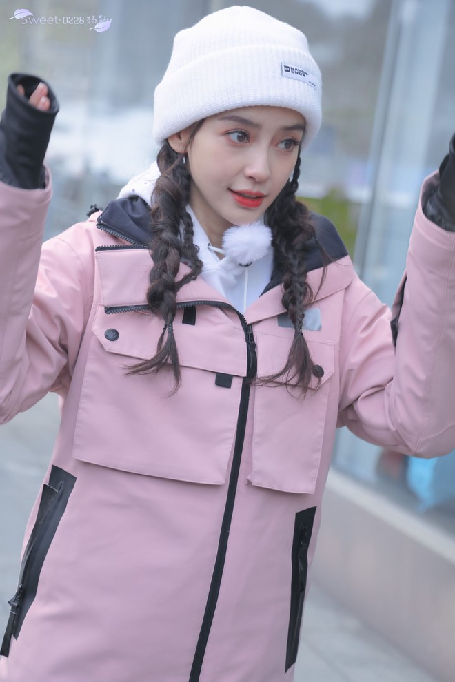 Đi trượt tuyết th&ocirc;i nhưng Angela Baby g&acirc;y sốc visual: Gương mặt đẹp tựa thi&ecirc;n sứ, l&agrave;n da trắng tới mức ph&aacute;t s&aacute;ng - Ảnh 5.