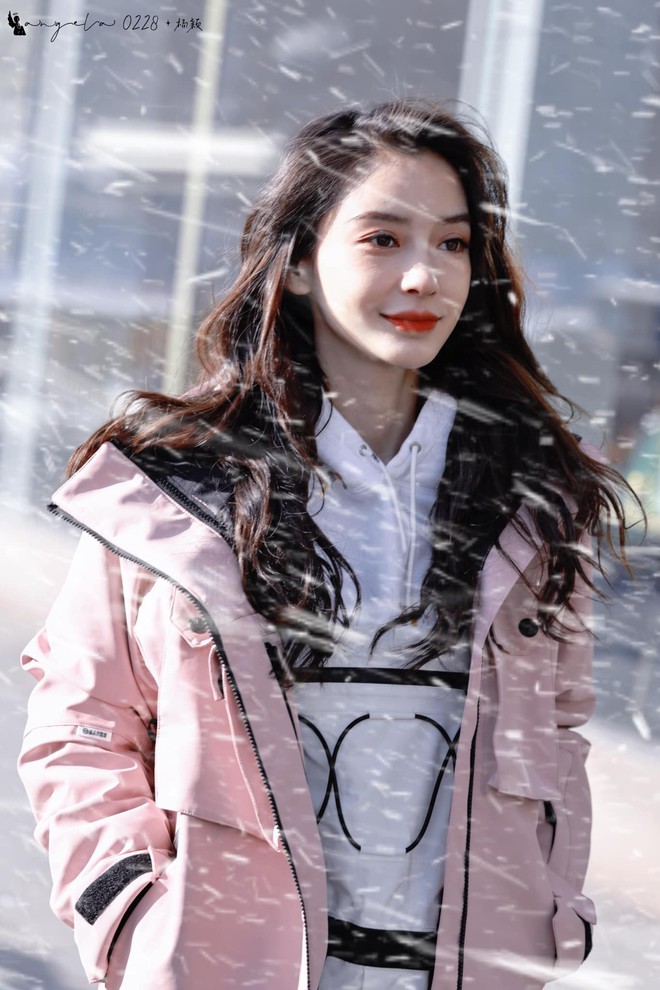 Đi trượt tuyết th&ocirc;i nhưng Angela Baby g&acirc;y sốc visual: Gương mặt đẹp tựa thi&ecirc;n sứ, l&agrave;n da trắng tới mức ph&aacute;t s&aacute;ng - Ảnh 2.