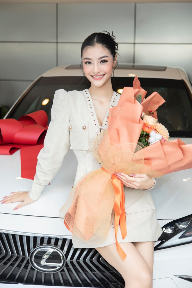 1 &Aacute; hậu mang xế về cho mẹ gi&aacute; gần 3 tỷ đồng ng&agrave;y gi&aacute;p Tết, đ&uacute;ng l&agrave; đẻ con g&aacute;i m&aacute;t hết cả ruột - Ảnh 2.