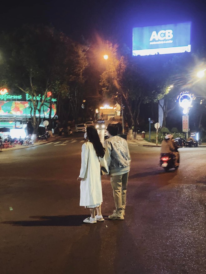 Cặp đ&ocirc;i Vbiz bị paparazzi t&oacute;m gọn ở Đ&agrave; Lạt tối 27 Tết: Nắm tay kh&ocirc;ng rời nửa bước, nh&igrave;n xuống ch&acirc;n nữ ch&iacute;nh m&agrave; tức! - Ảnh 3.