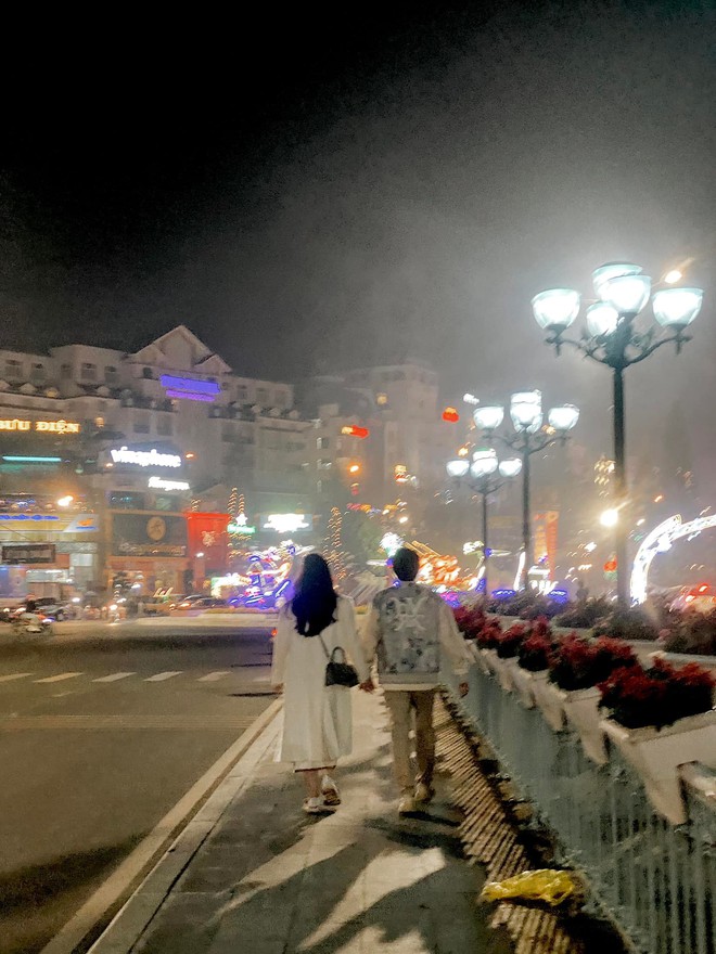 Cặp đ&ocirc;i Vbiz bị paparazzi t&oacute;m gọn ở Đ&agrave; Lạt tối 27 Tết: Nắm tay kh&ocirc;ng rời nửa bước, nh&igrave;n xuống ch&acirc;n nữ ch&iacute;nh m&agrave; tức! - Ảnh 5.