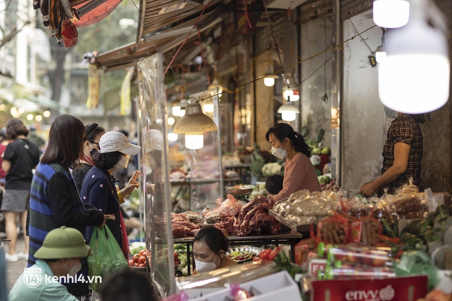 Những nơi tấp nập nhất Hà Nội ngay lúc này: Không khí Tết là đây chứ đâu! - Ảnh 7. Những nơi tấp nập nhất Hà Nội ngay lúc này: Không khí Tết là đây chứ đâu! - Ảnh 7.