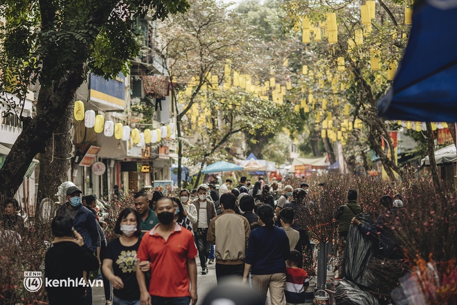 Những nơi tấp nập nhất Hà Nội ngay lúc này: Không khí Tết là đây chứ đâu! - Ảnh 14. Những nơi tấp nập nhất Hà Nội ngay lúc này: Không khí Tết là đây chứ đâu! - Ảnh 14.