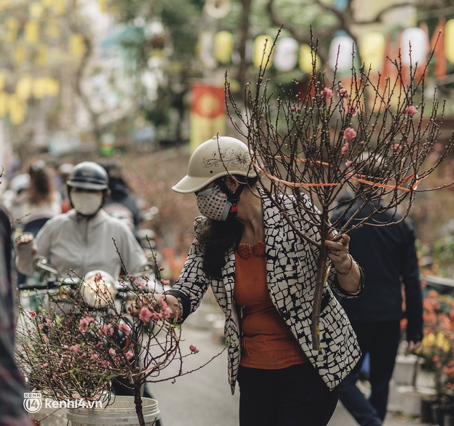 Những nơi tấp nập nhất Hà Nội ngay lúc này: Không khí Tết là đây chứ đâu! - Ảnh 14. Những nơi tấp nập nhất Hà Nội ngay lúc này: Không khí Tết là đây chứ đâu! - Ảnh 14.