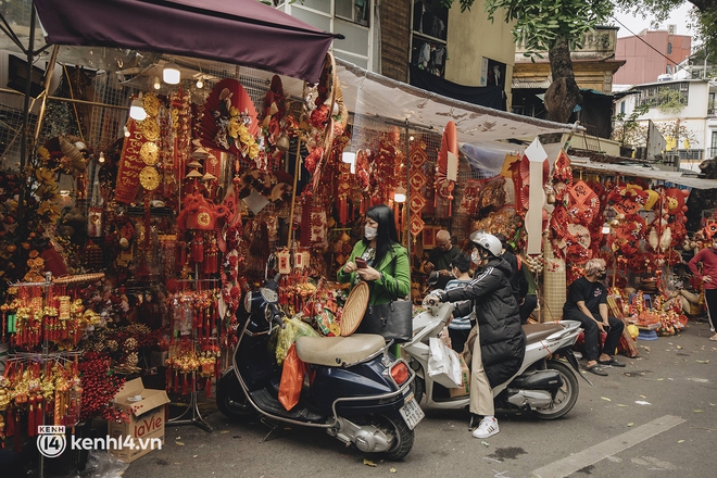 Những nơi tấp nập nhất Hà Nội ngay lúc này: Không khí Tết là đây chứ đâu! - Ảnh 9. Những nơi tấp nập nhất Hà Nội ngay lúc này: Không khí Tết là đây chứ đâu! - Ảnh 9.
