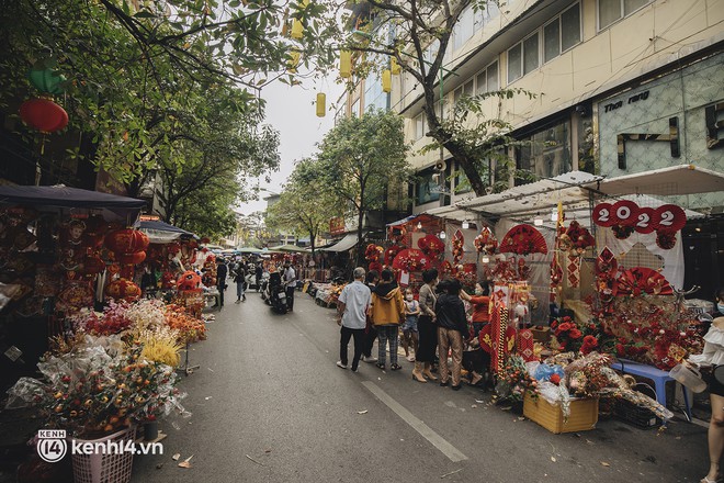 Những nơi tấp nập nhất Hà Nội ngay lúc này: Không khí Tết là đây chứ đâu! - Ảnh 9. Những nơi tấp nập nhất Hà Nội ngay lúc này: Không khí Tết là đây chứ đâu! - Ảnh 9.