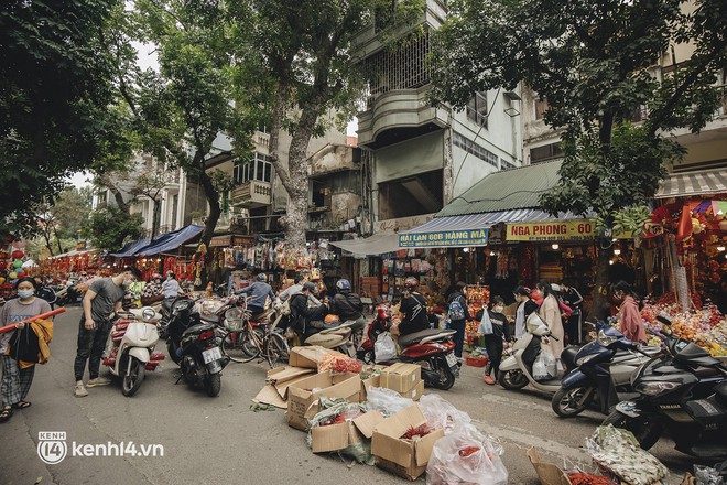 Những nơi tấp nập nhất Hà Nội ngay lúc này: Không khí Tết là đây chứ đâu! - Ảnh 1. Những nơi tấp nập nhất Hà Nội ngay lúc này: Không khí Tết là đây chứ đâu! - Ảnh 1.
