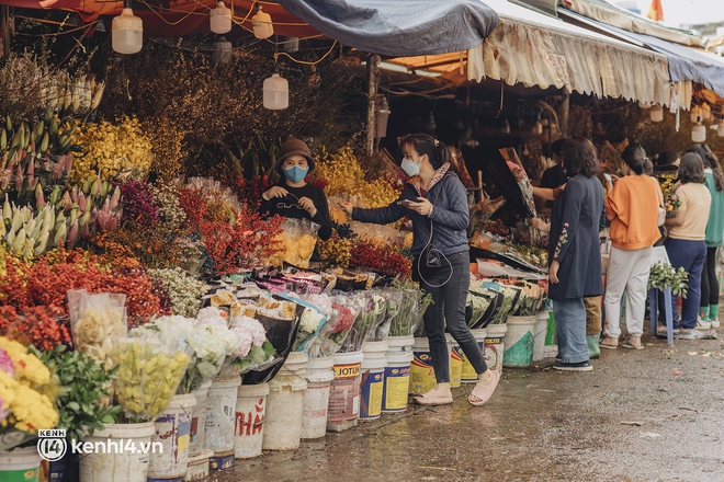 Những nơi tấp nập nhất Hà Nội ngay lúc này: Không khí Tết là đây chứ đâu! - Ảnh 16. Những nơi tấp nập nhất Hà Nội ngay lúc này: Không khí Tết là đây chứ đâu! - Ảnh 16.