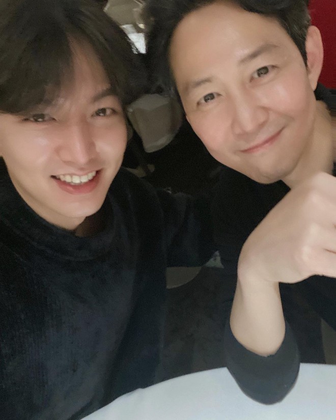 Khung hình quyền lực cuối năm: Lee Jung Jae (Squid Game) và Lee Min Ho hội ngộ, tài tử U50 mà phong độ át cả đàn em - Ảnh 3.