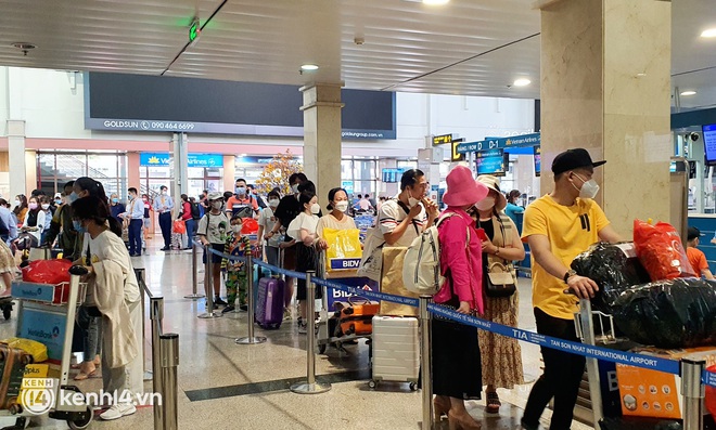 Nỗi ám ảnh chiều 29 Tết ở sân bay Tân Sơn Nhất: Hàng ngàn người mỏi mệt, nằm ngủ vật vờ đợi về quê - Ảnh 2.